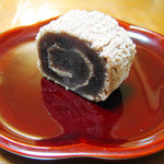 鶴屋吉信 - 京観世一食サイズ（断面がわかるように，あえて立てました）