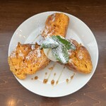 CAFE Zoe - フレンチトーストの塩アイス添え。熱々のフレンチトーストに染み込んだバターとシロップ♡