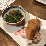 炉ばた焼 せのび - お通しのせりの出汁酢とタラのフライ