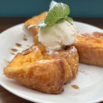 CAFE Zoe - カリッ、ふわっ、もちっ、とろっ。フレンチトーストって時々無性に食べたくなりますよね〜(*´﹃｀*)