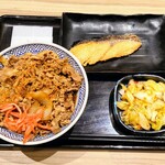 吉野家 - 牛丼大盛（つゆだく）　655円
            、お新香　140円、
            鮭（単品）　239円