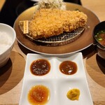 Katsuプリポー - 調味料は最初から小皿で提供され、スタッフに言うと調味料を追加してくれます。