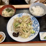 食事処まるよし - 肉野菜炒め定食935円