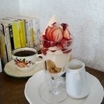 コマグラ カフェ - いちごとチャイのパフェ 奥はホットコーヒー