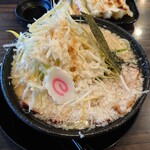 らーめん みずさわ - 背脂豚骨醤油ラーメン(白髪ねぎ&味玉トッピング、背脂多め)