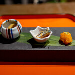 一石三鳥 - 鮑の土佐和え 酢締めした小肌のいくらおろし和え あんぽ柿とクリームチーズ