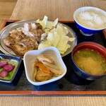 Honetsukidori Pachamanka - 骨抜き若鶏骨付きモモ定食