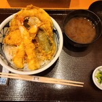 日本橋天ぷら魚新 - お漬物はサッパリしています。赤だしのお味噌汁の具は大きめのシジミでした