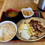 Honetsukidori Pachamanka - 骨抜き親鶏骨付きモモ定食