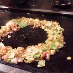 元祖月島もんじゃ もじや 仲町台本店 - もんじゃ作成中②