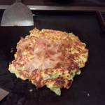 元祖月島もんじゃ もじや - お好み焼き作成中②