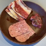 232511902 - 焼肉コーナーのお肉①（誰が何を取ったのかわかりません）