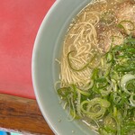 一楽ラーメン - 大盛りラーメン（ネギ多め）700円　左