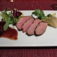 舞浜Teppanyaki＋ - 鴨ローストとビターリーフのサラダ仕立て ミックスベリーのソース