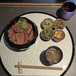 炭焼和牛 篝灯 - 炭焼きステーキ丼定食（2000円）