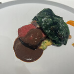 レストランディファランス - 和牛ロース肉、秋刀魚のビスク、ちぢみほうれん草のソース
