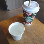 スターバックス・コーヒー - キャラメルマキアートとお水
