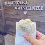 亀焼き 海神亀 - 亀焼き 赤亀（赤あん）
            店舗隣のイートスペースでいただきました♪