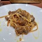 炭と料理とワイン AVANZARE - 北海道産の色々お肉のボロネーゼ。お肉は牛メインで豚や鳥。コクガあってこれも良い。赤ワインとても合います。