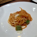 炭と料理とワイン AVANZARE - 生赤唐辛子と生青唐辛子のアラビアータ。半人前。綺麗、スパイシーで茹で具合も最高。