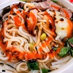 ロブ フォートンズ - ビーフフォーの麺大盛りにシラチャーソースとホイシンソース