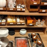Yoshinoya - カウンターで注文して会計してら、フードコートのような場所で塗箸、紅生姜、七味はカウンターに無いので、ここで小皿で持っていきます。