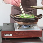 日本料理 TOBIUME - 鍋を仕上げる料理長