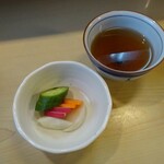 天ぷら 徳仙 - お新香とお茶