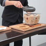 日本料理 TOBIUME - 焙じ茶の茶葉を炒る女将