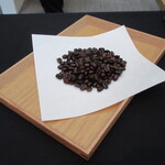 日本料理 TOBIUME - コーヒーは目の前で手挽き、サイフォンで淹れられる