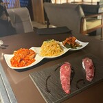 Yakiniku Dainingu Buruzu - 肉寿司、キムチ、豆もやしのナムル、オイキムチ