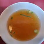梁山泊 - 焼豚卵めし大盛りに付いてくるスープ