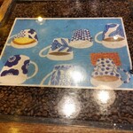 Kohi Tei Ruan - 透明板の下に珈琲豆が敷き詰められた、洒落たテーブル