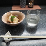 和幸寿司 - 付き出し ＆ 鳩正宗 純米 ひやおろし