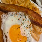 カフェ マチルダ - カリカリベーコンとエッグ