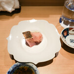 東麻布 天本 - メジマグロ皮目炙り