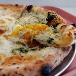 真鶴ピザ食堂 KENNY - ピッツァ（アップ）[しらすと卵と青海苔]（2023.12）