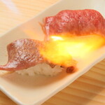 烤黑毛和牛A5沙朗壽司380日圓（含稅418日圓）