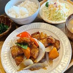 居方食堂 - ごろっとお肉の黒酢酢豚 1400円
            （ご飯、味噌汁、小鉢、ミニサラダ、香の物）