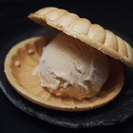 黄豆粉冰淇淋最中豆饼~淋糖浆~380日元 (含税418日元)