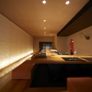 Completely private table seats, tatami room table seats, and counter seats available.