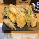 Yamaya Sengyoten Yahei - 11種類の三浦野菜天ぷら盛り合わせ