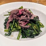 La Stalla - お湯をかけた春菊にちょちょっとイタリアン的な調味。そごう農園さんのインスタによると、今時期の春菊はハウス栽培なので、路地ものよりマイルドでサラダ向きなんだそうです。