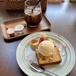 バルバルキッチンアメリ - ドライフルーツと紅茶のパウンドケーキ(¥580)
      食後のアイスコーヒーSM(¥300)
      アイスコーヒーはランチとのセットで-¥80だが、普通にこの注文をすると-¥50。もう少し安くならないものか？