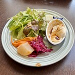 バルバルキッチンアメリ - こちらも毎度のランチサラダ
      一見変わり映えしないのはスープ同様だが、サラダは毎回微妙に違う。ドレッシングを変えたり新しい具材を使ったりして変化を付けている。サラダには毎回大満足している。
