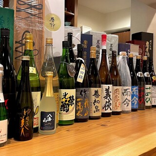 日本酒好きの大将が厳選！全国から集めた日本酒は約100種類