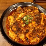 Zan - で、到着。
                        
                        中国出身の店主が自ら調理し、運んでくれた麻婆豆腐。
                        なるほどね。
                        これは、かなり美味い。
                        最近は麻婆豆腐ばかり食べてるからポイントが分かってきた。