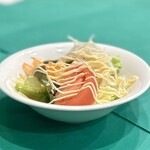 グリル グランド - さっぱりとしたドレッシングに、よく冷え、シャキッとした野菜が心地よい