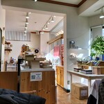 ミエ シマムラ - 店内の様子。テーブル席が5卓くらいあります