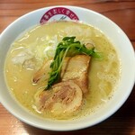 絶好鳥 高砂店 - 鶏ワンタン麺　長時間じっくりと炊き込んだ旨味を凝縮させた鶏白湯スープめちゃ旨い！細麺によく合うし、ワンタン、鶏チャーシュー、豚チャーシューも厚みがあって最高です